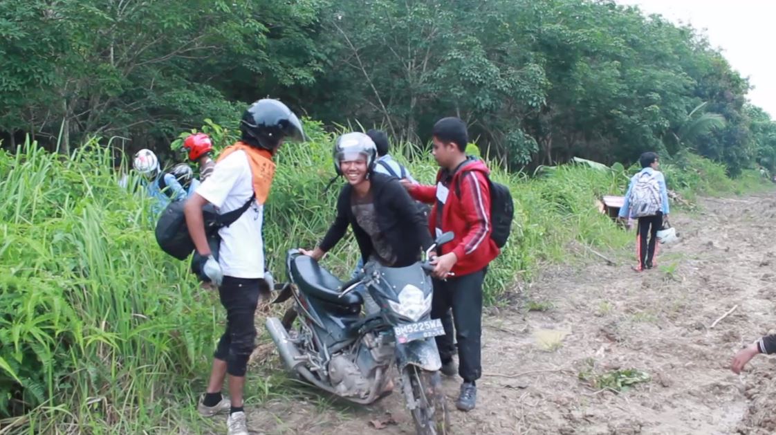 Melewati Hutan menghindari jalanan berlumpur